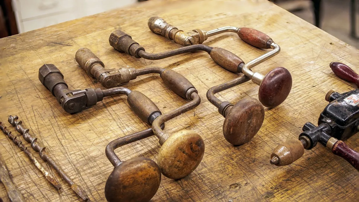 Vergleich von verschiedenen geschliffenen Holzspiralbohrern auf der Werkbank