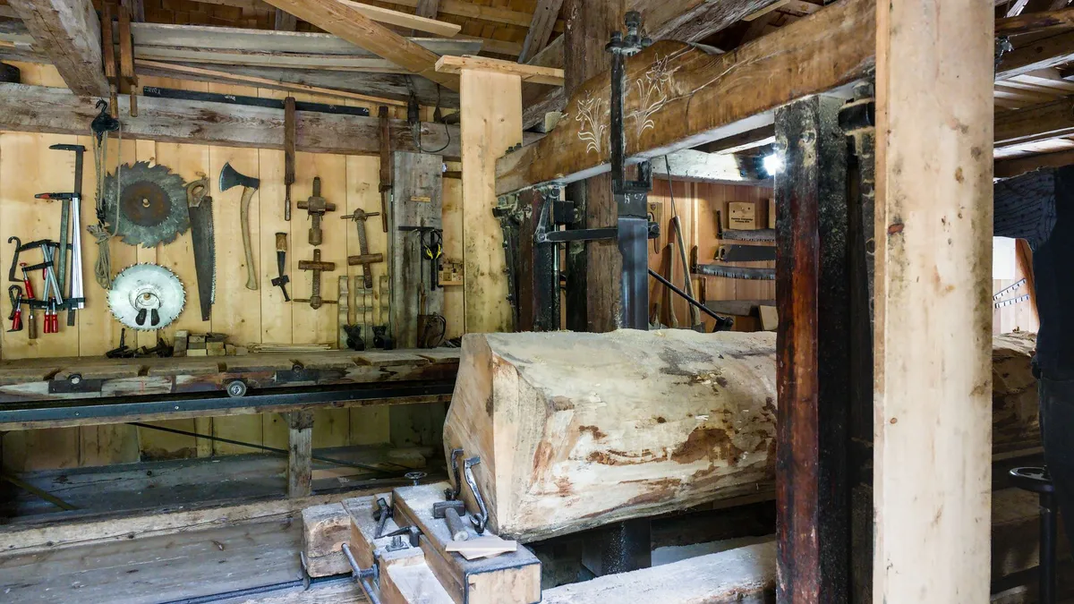 Übersichtliche Fräserkassette aus Holz mit beschrifteten Einsteckplätzen