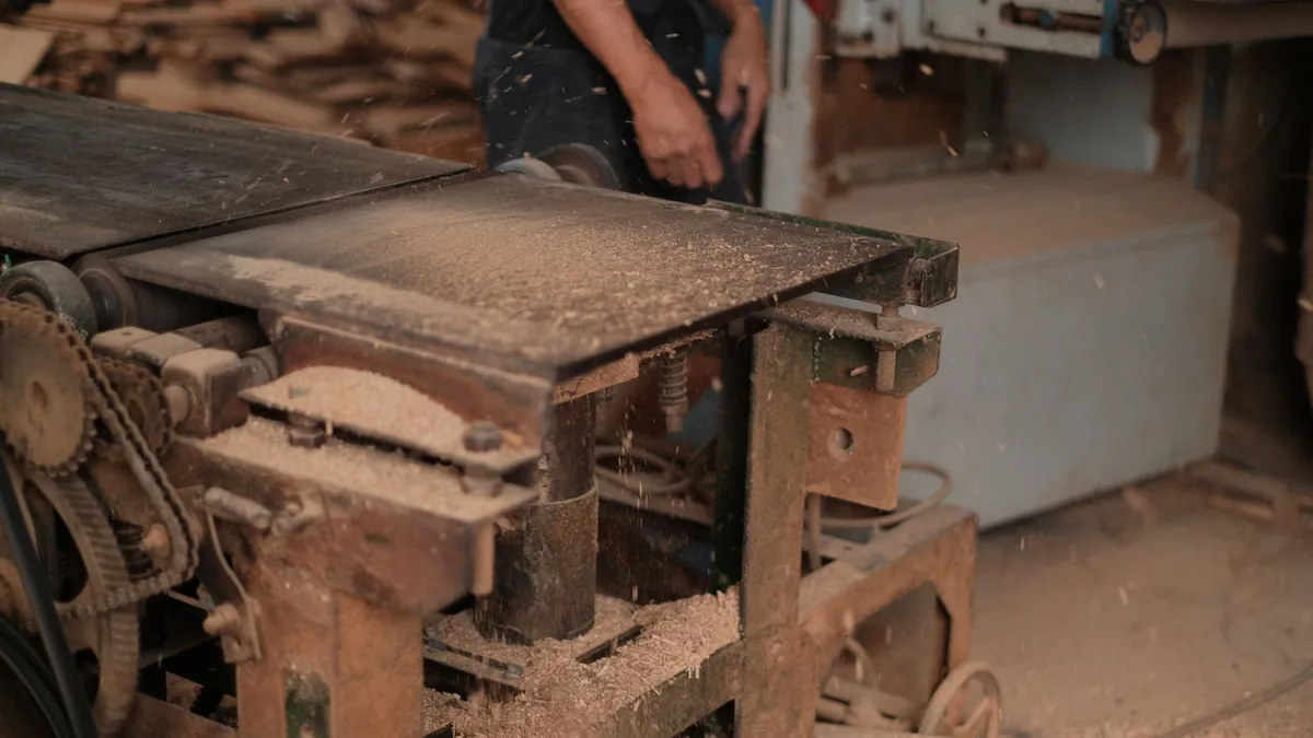 Belüftung der Holzwerkstatt: Luftwechsel, Feinstaub und VOC-Schutz