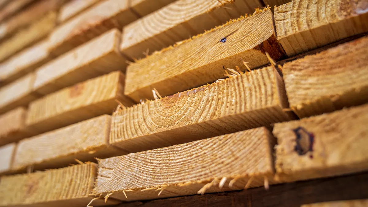 Materiallager in der Holzwerkstatt: Holzlagerung und Plattenregale