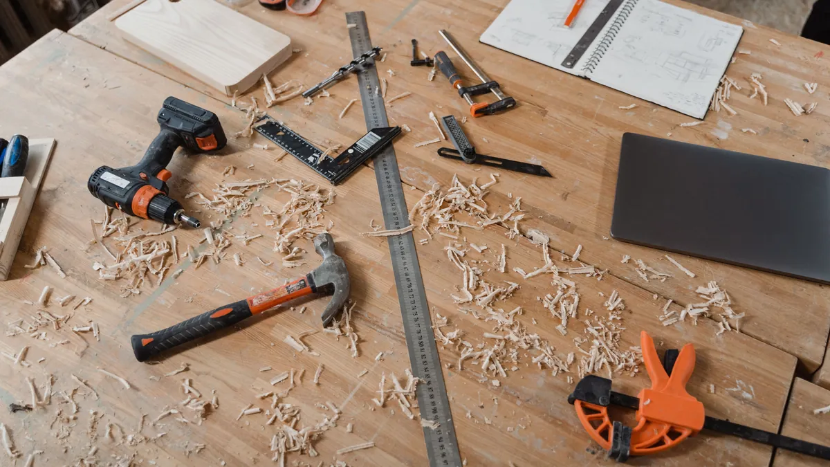 Mobile Holzwerkstatt auf Rollen: Flexible Werkbänke und Modulsysteme