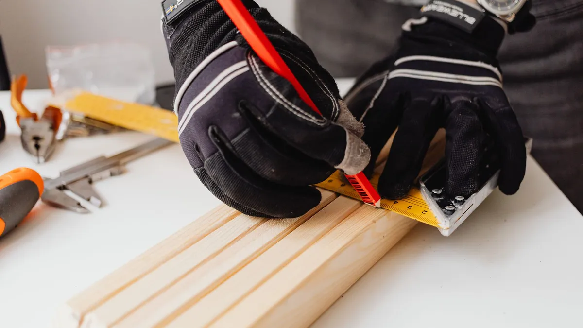 Einstellen der oberen 3-Rollen-Bandführung an einer Holz-Bandsäge in der Werkstatt