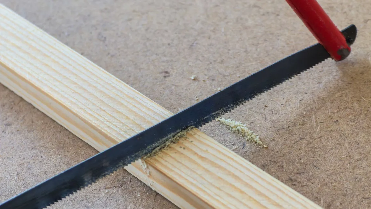 Präziser Schnitt mit einer traditionellen Japansäge im Massivholz