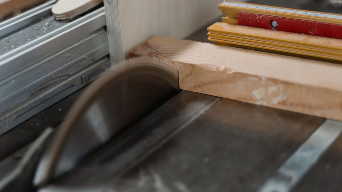Präziser Gehrungsschnitt mit einer Kappsäge in der Holzwerkstatt