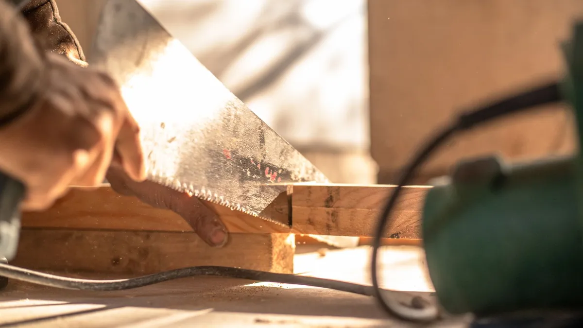 Ryoba Zugsäge im präzisen Schnitt an einem Holzbauteil
