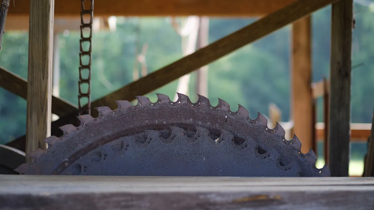 Präzises Hartmetall-Kreissägeblatt für Holzbearbeitung auf Maschinentisch