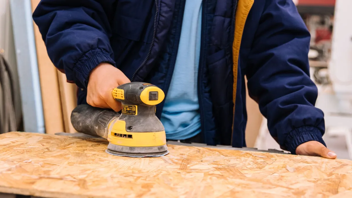 Schwingschleifer für Holz: Flächen und Ecken bearbeiten