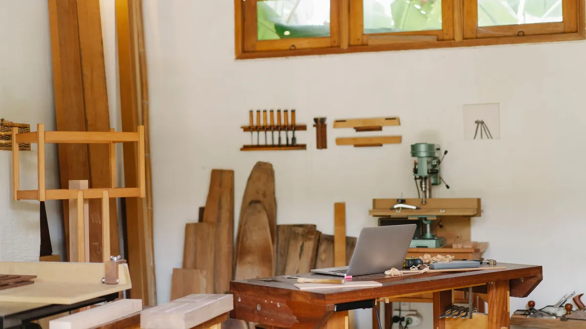 Traditionelle Hobelbank aus Buchenholz mit Vorderzange und Hinterzange